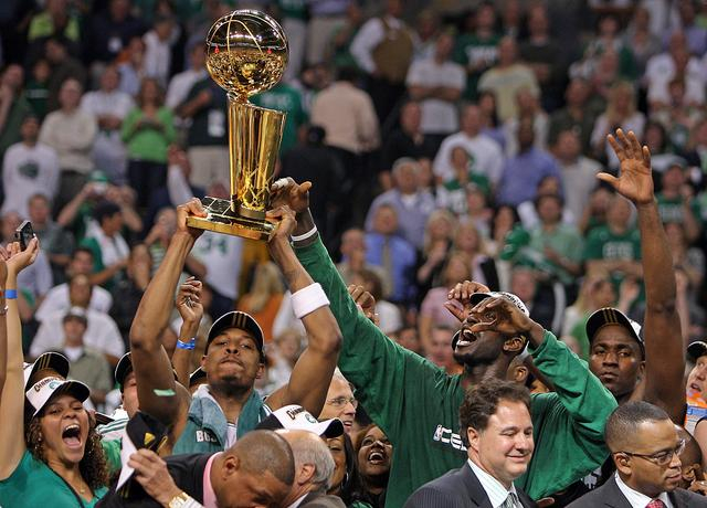 包含NBA总决赛窗口期走向成谜；明尼苏达森林狼复出首秀；气氛紧张；球队文化再被提及的词条