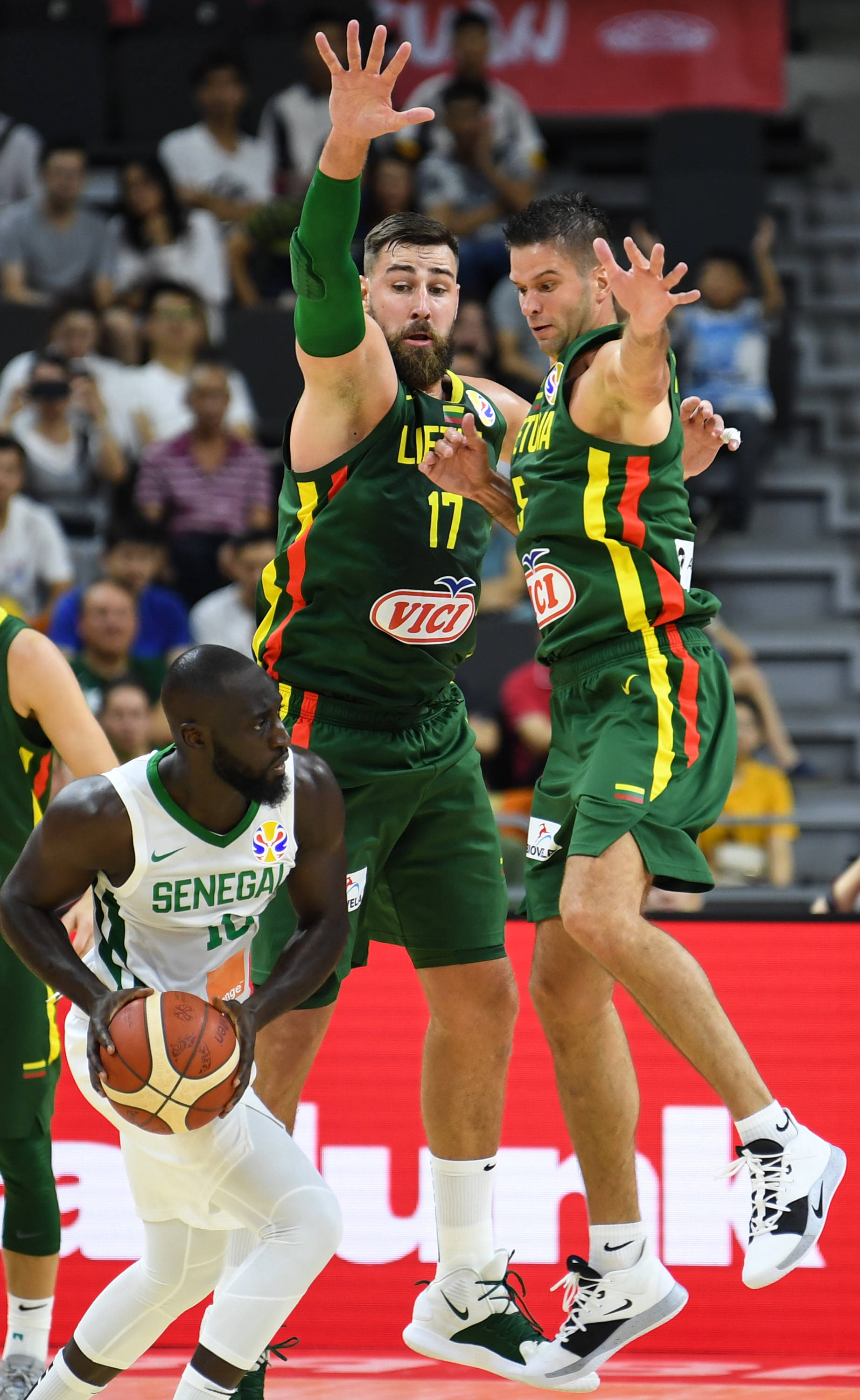 开云体育官网-关于亚特兰大训练开放日，集结日篮板制胜引欢呼，德国杯在即，年轻球员得到机会的信息